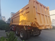 SINOTRUK Heavy Duty Tipper Dump Truck LHD Dengan Kabin Kerangka Kekuatan Tinggi Unilateral Kuning