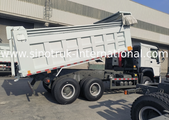 Sinotruk Howo Tipper Dump Truck 380Hp 6 × 4 20CBM Putih Dengan Tarpaulin Otomatis