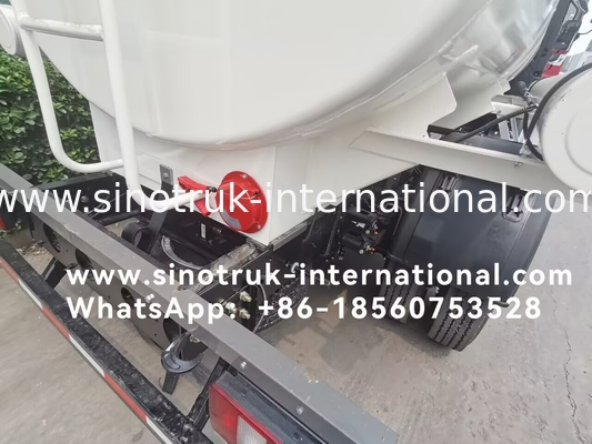 SINOTRUK HOWO 4X2 Pengangkutan truk tangki minyak SINOTRUK HOWO 5-6CBM