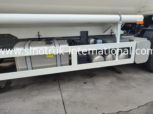 HOWO 25CBM 6*4 Oil Tank Truck 380HP Kekuatan Kuda Kuat Putih