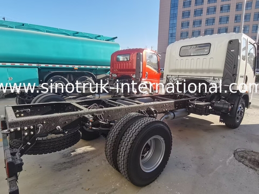 HOWO Barang-barang kecil Pengangkutan truk tugas ringan Dua kursi tempat tidur tunggal Dengan A / C Chassis LHD