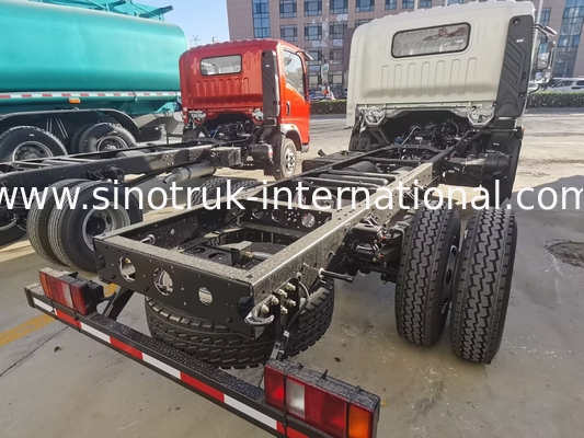 HOWO Barang-barang kecil Pengangkutan truk tugas ringan Dua kursi tempat tidur tunggal Dengan A / C Chassis LHD