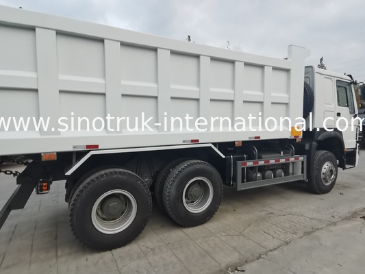 SINOTRUK HOWO 400HP Tipper Dump Truck Untuk Konstruksi A7 Lampu Peringatan Bumper Militer