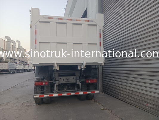 SINOTRUK HOWO 400 HP Tipper Dump Truck Untuk Konstruksi N7 Lampu Peringatan Bumper Militer