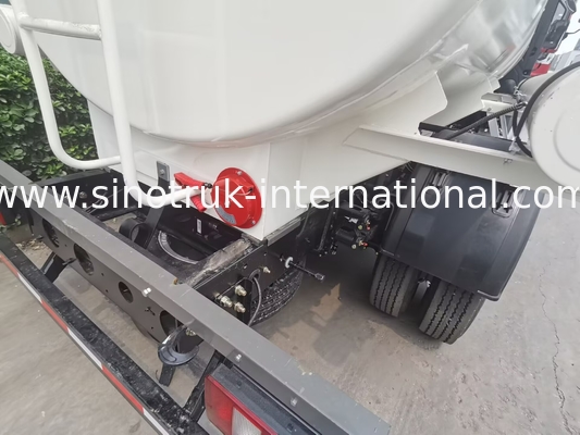 SINOTRUK HOWO 4X2 6 roda truk tangki minyak 5-6CBM Single bin dengan flowmeter