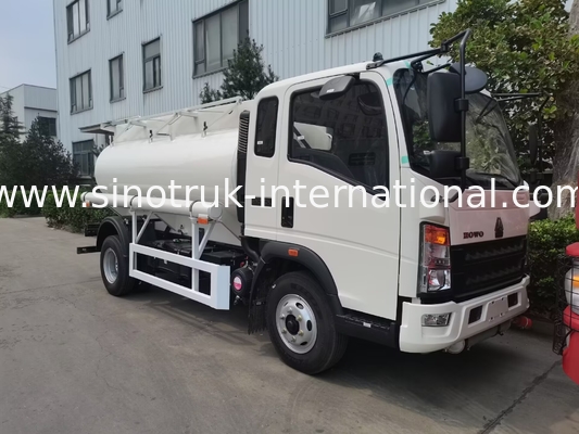 SINOTRUK HOWO 4X2 6 roda truk tangki minyak 5-6CBM Single bin dengan flowmeter