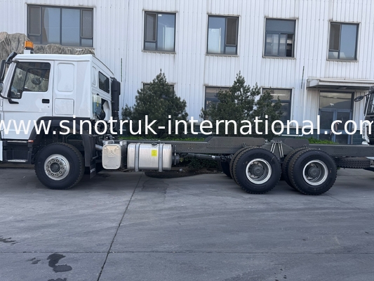 SINOTRUK HOWO Truck Chassis SINOTRUK Engine371HP 6 × 4 RHD Dengan Lampu Peringatan Digunakan Dalam Truk Pengeboran Truk Kargo Truk Air