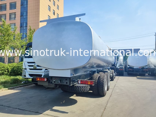 Truk Bahan Bakar HOWO Tugas Berat 8*4 400HP LHD 40CBM Sistem Tangki Ganda Untuk Distribusi Bahan Bakar Jarak Jauh