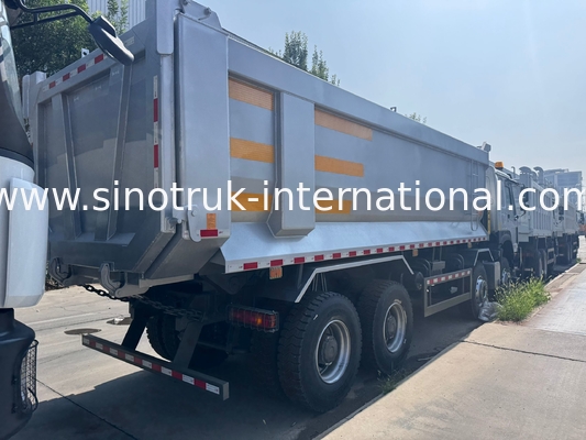 SINOTRUK HOWO 371HP 8X4 Truk Tipper Dump Konstruksi Wajah Depan Lama Bumper Militer Untuk Area Pertambangan Dua Lampu Peringatan Kontainer Tipe U