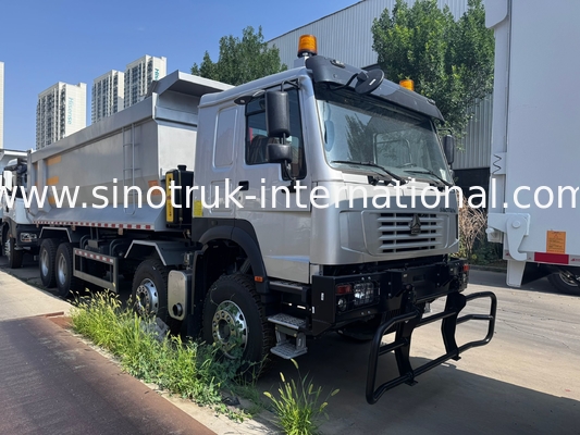 SINOTRUK HOWO 371HP 8X4 Truk Tipper Dump Konstruksi Wajah Depan Lama Bumper Militer Untuk Area Pertambangan Dua Lampu Peringatan Kontainer Tipe U