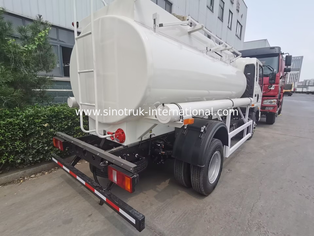 SINOTRUK HOWO 4X2 6 roda truk tangki minyak 5-6CBM Single bin dengan flowmeter