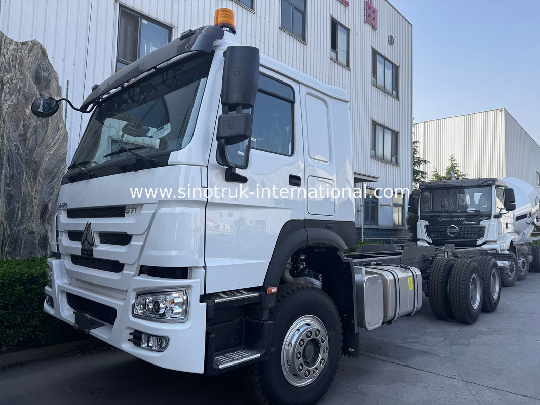 SINOTRUK HOWO Truck Chassis SINOTRUK Engine371HP 6 × 4 RHD Dengan Lampu Peringatan Digunakan Dalam Truk Pengeboran Truk Kargo Truk Air