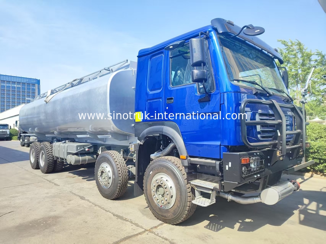 Truk Bahan Bakar HOWO Tugas Berat 8*4 400HP LHD 40CBM Sistem Tangki Ganda Untuk Distribusi Bahan Bakar Jarak Jauh