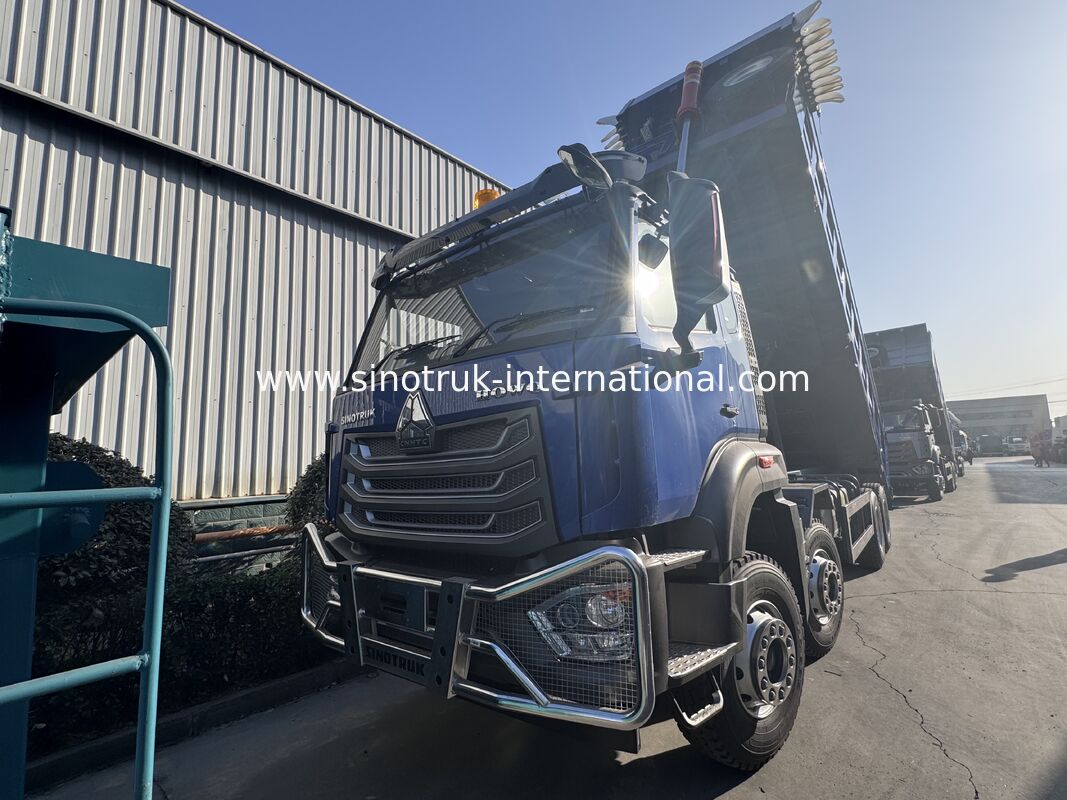 Sinotruk HOHAN Baru HOWO 8X4 Truk Dump 371hp Kabin H77L Biru Dengan terpal listrik RHD